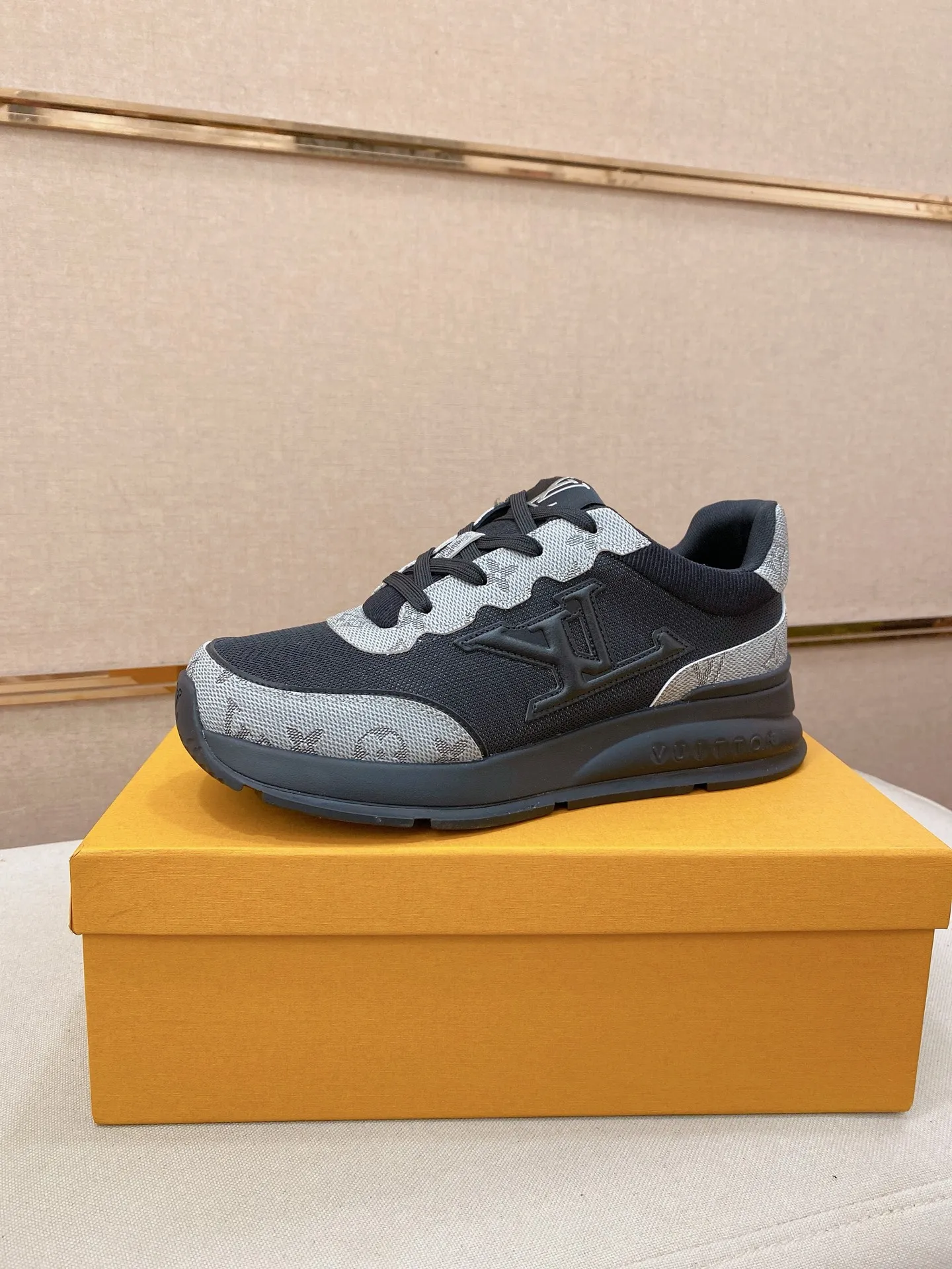 Men's shoes💰 462💰louis vuitton (Louis Vuitton/lv)🔍🔍The new counters are on sale at the same time. The uppers are imported from Italy. ️Re-engraved🇮🇹💪💪, ⚠Sole: The original sole is specially provided by the original factory, the exclusive movable molded sole is super comfortable, ⚠Original factory follow-up goods, 🔍🔍high quality, you can go in and out of the counter at will, welcome to compare⚠. Code number: 38-44 (45/46 customized, non-refundable)